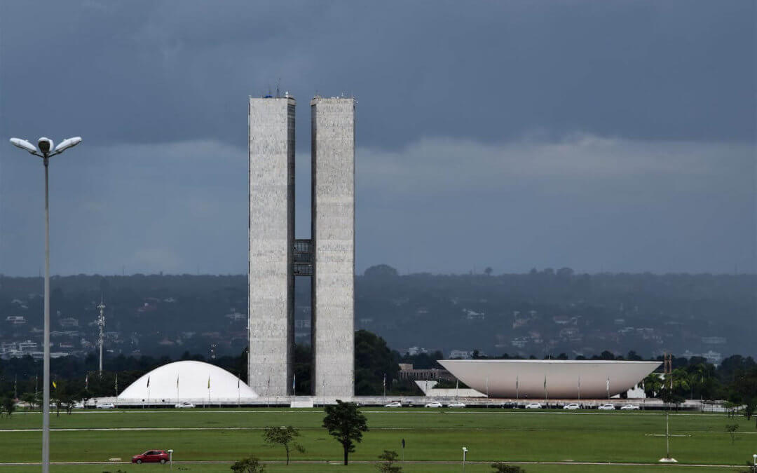 Lira no centro de equilíbrio entre os Poderes