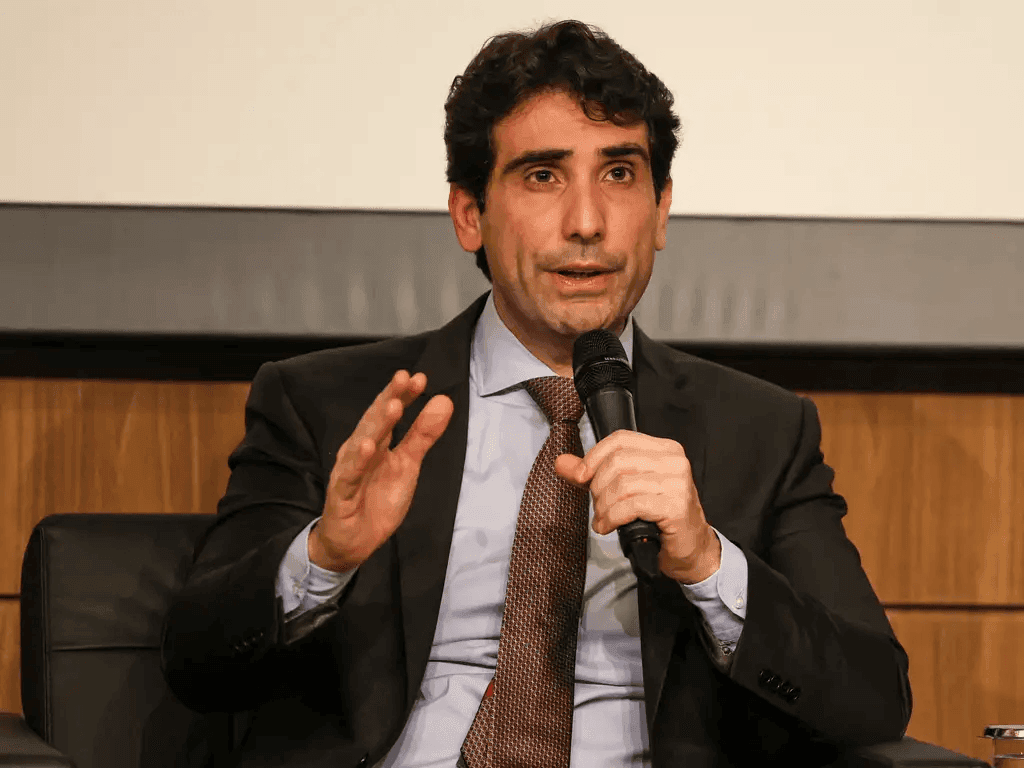 gabriel galipolo falando ao microfone