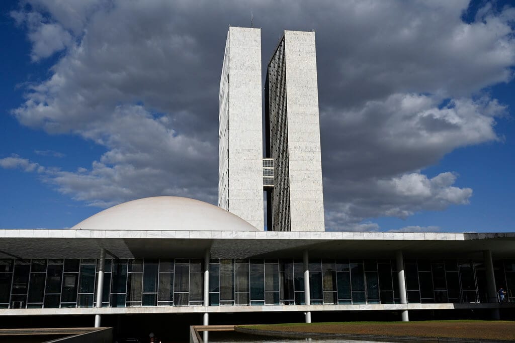 Congresso nacional com nuvens e céu azul