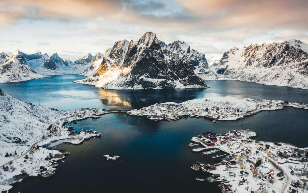 foto aérea mostrando os lagos e icebergs da Groenlândia